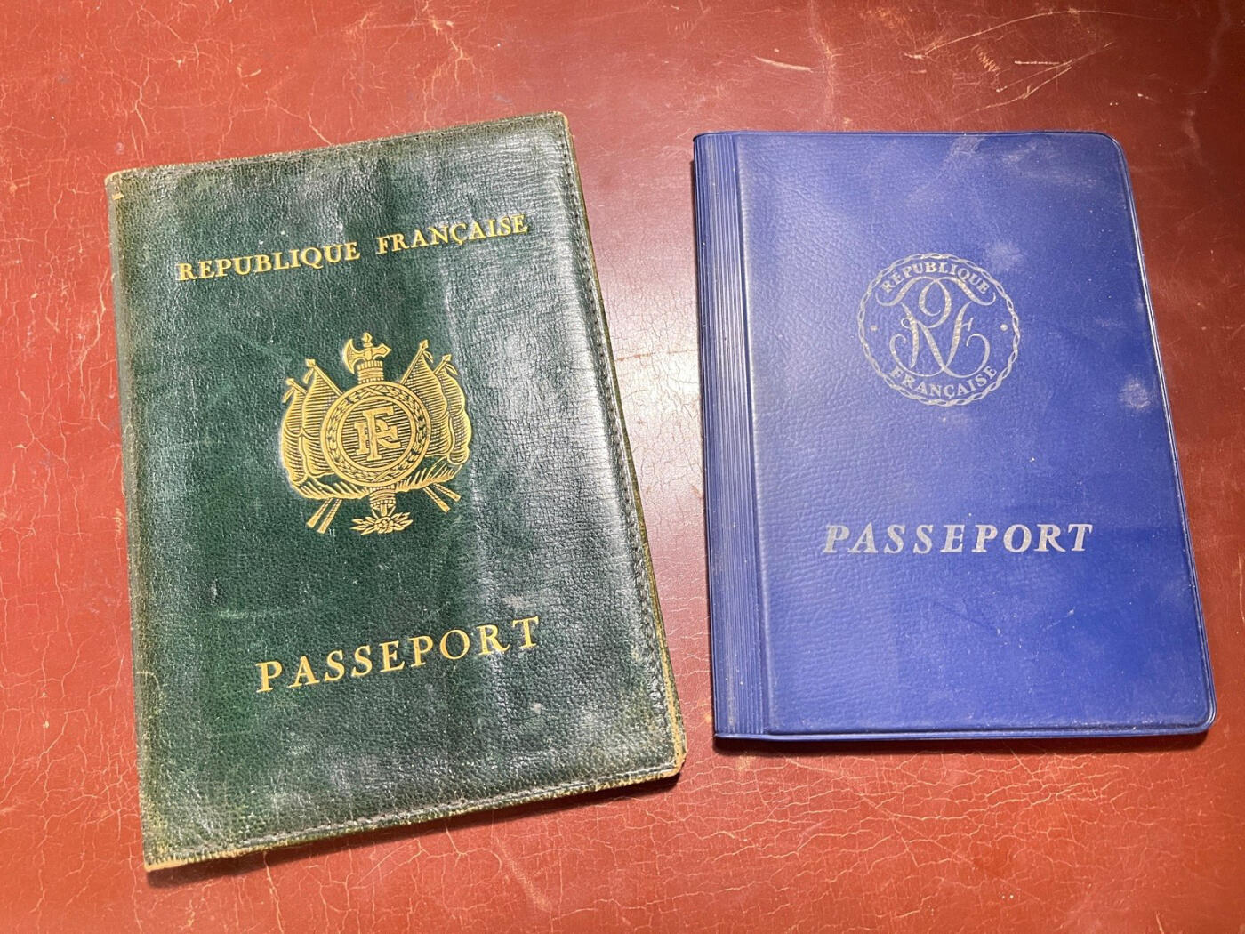 法国老版本过期护照真品原版收藏外皮和内胆（接受交换朝鲜苏联勋章）