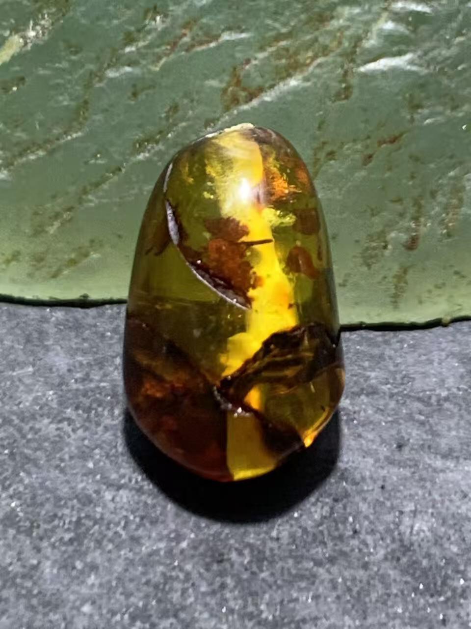 乌克兰花珀通货随形珠一个，