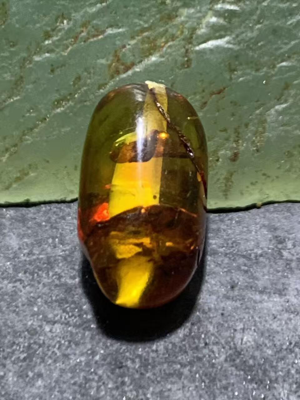 乌克兰花珀通货随形珠一个，