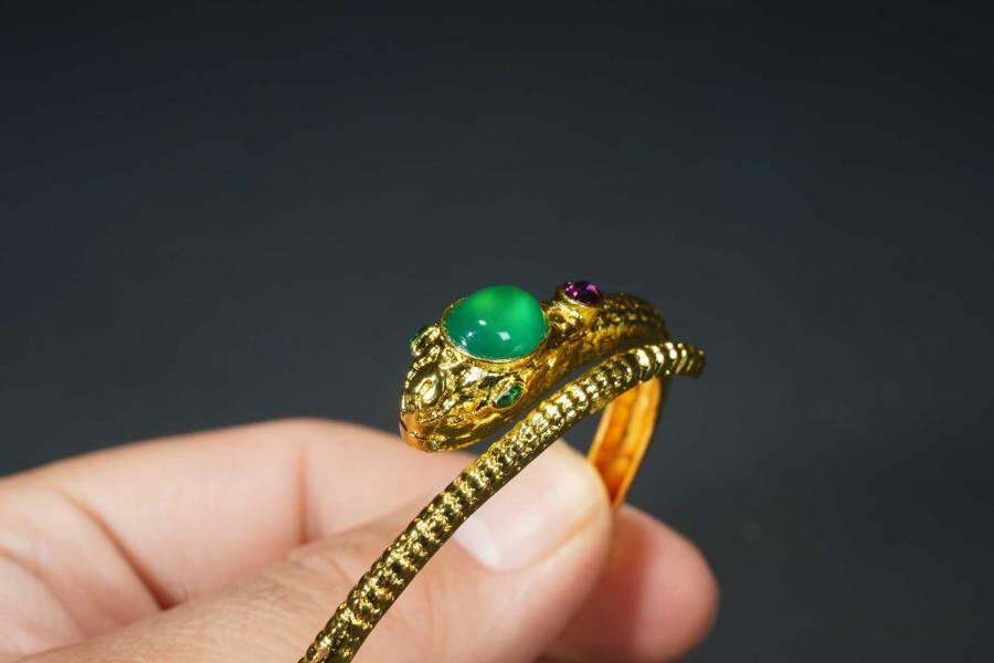 上海都达杂项专场十八（全场包邮） 天然镀金嵌绿玛瑙蛋面蛇形活口手镯 附鉴定证书