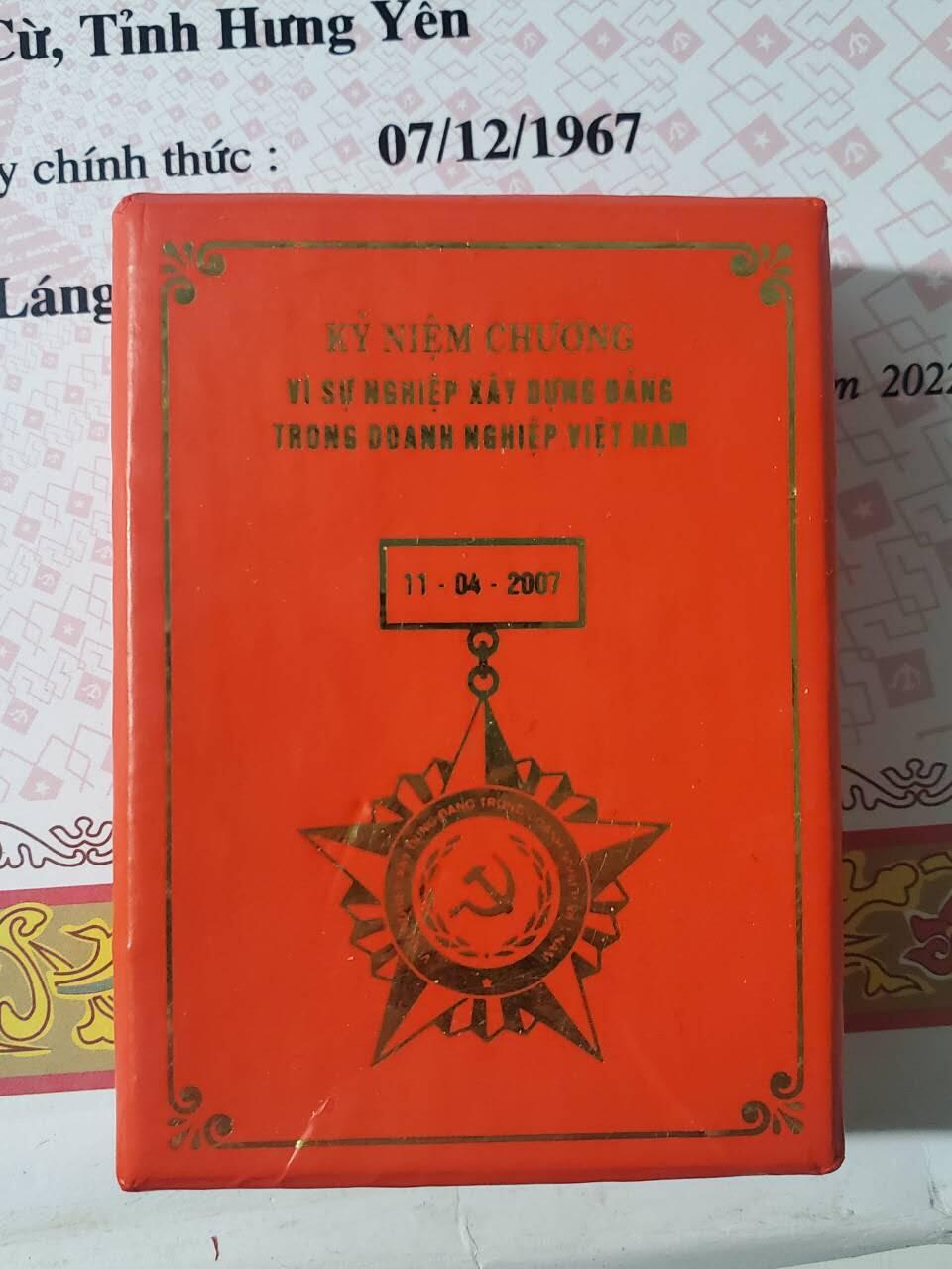 韵星假日军品类拍卖第三十九期暨默多克中校夫妇专场 -- Rimey Holidays Militaria Auction 39 & The Modoks Collection  越南社会主义共和国裴廷宜光荣在党五十年奖章带大证书一套 和为企业党建服务盒