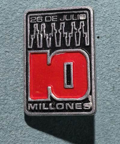 盛世勋华——号角文化勋章邮票专场拍卖第303期 - 古巴（社会主义）7.26革命（卡斯特罗率兵攻打蒙卡达军营）10周年纪念证章 东德制造