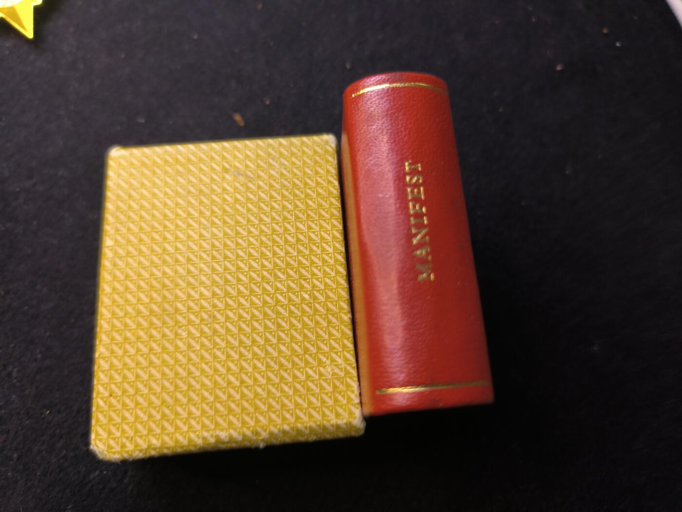 （店主清仓 大量自藏 制服徽章盛宴）罗岚⭐爱藏⭐甄选专拍第五场-分享拍场赚佣（实体经营） 民主德国《共产党宣言》精装版口袋书 配发给当时的高级干部 赠友佳品