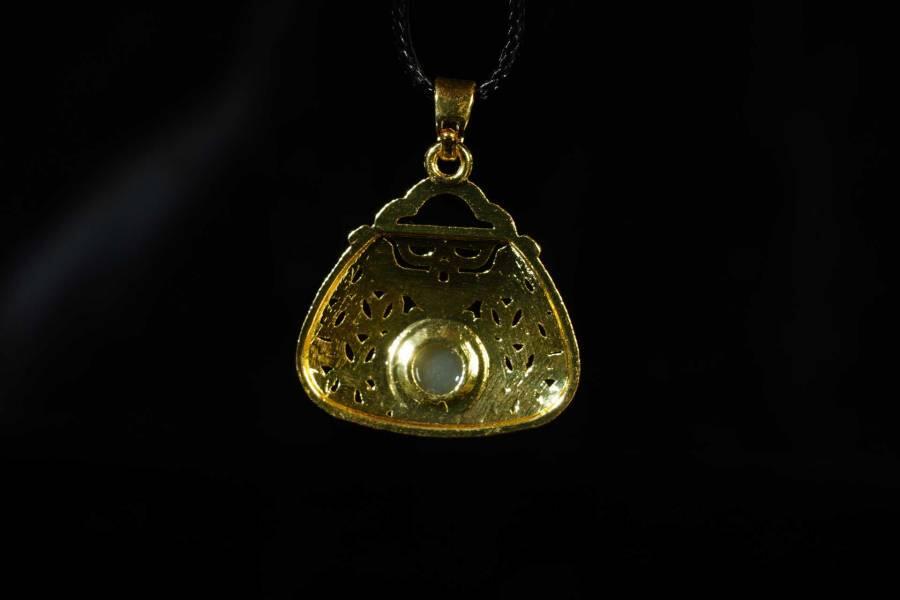 上海都达杂项专场十八（全场包邮） 天然镀金小香包嵌和田玉蛋面挂件 附鉴定证书