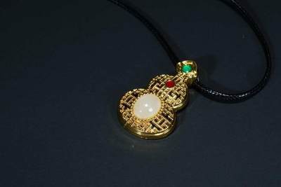 上海都达杂项专场十八（全场包邮） - 天然镀金葫芦嵌和田玉蛋面挂件 附鉴定证书