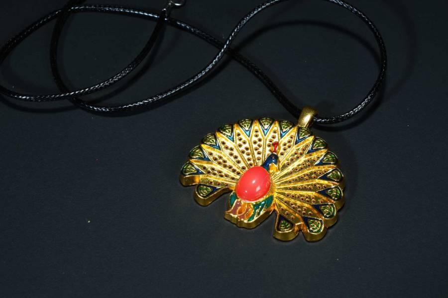 上海都达杂项专场十八（全场包邮） 天然镀金孔雀开屏嵌红玛瑙蛋面挂件 附鉴定证书