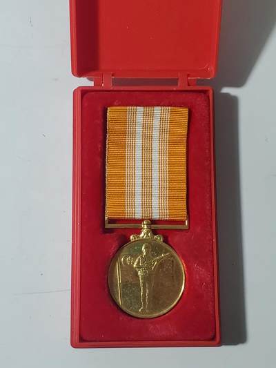 韵星假日军品类拍卖第三十九期暨默多克中校夫妇专场 -- Rimey Holidays Militaria Auction 39 & The Modoks Collection  - 新加坡共和国武装力量优秀服务奖章 早期绒布内衬版本 铜镀金带原盒 少见