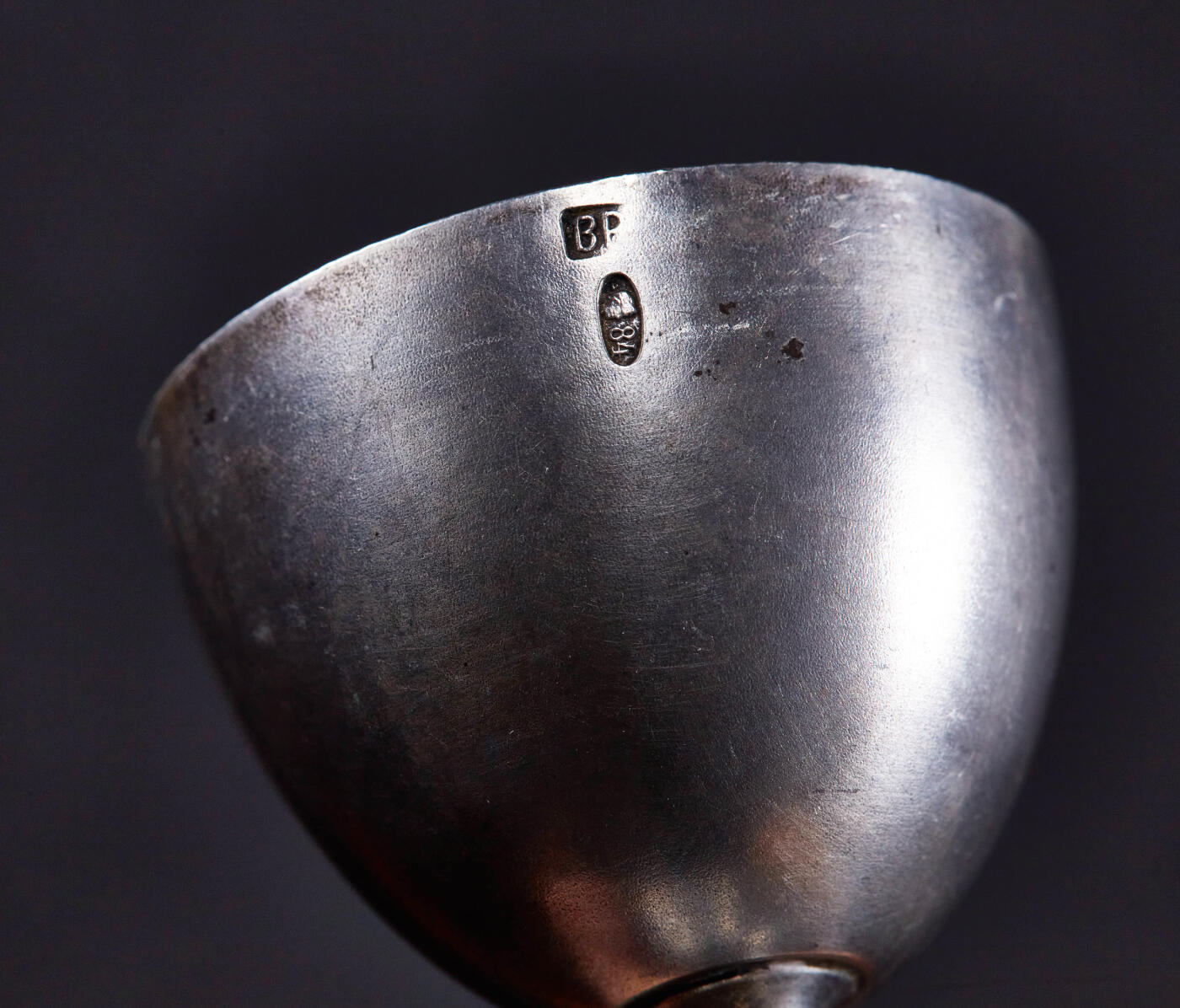 【俄甄集藏】马年新春第一拍 2026年(048)02-25星期三 晚 19:30 全场包邮 沙俄19世纪内镀金古董酒杯3支一组，伏特加杯高：52mm，口径：35mm；高角杯1号高：80mm，口径：30mm；高脚杯2号高：62mm，口径：40mm，总重量：82.39克，84戳记，含银量87.5%，俄系银器戳记为96进制，有磕碰变形