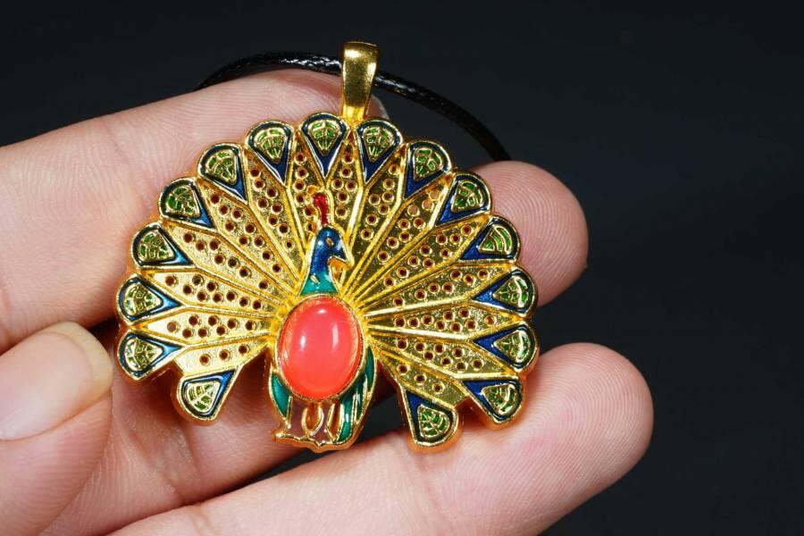 上海都达杂项专场十八（全场包邮） 天然镀金孔雀开屏嵌红玛瑙蛋面挂件 附鉴定证书