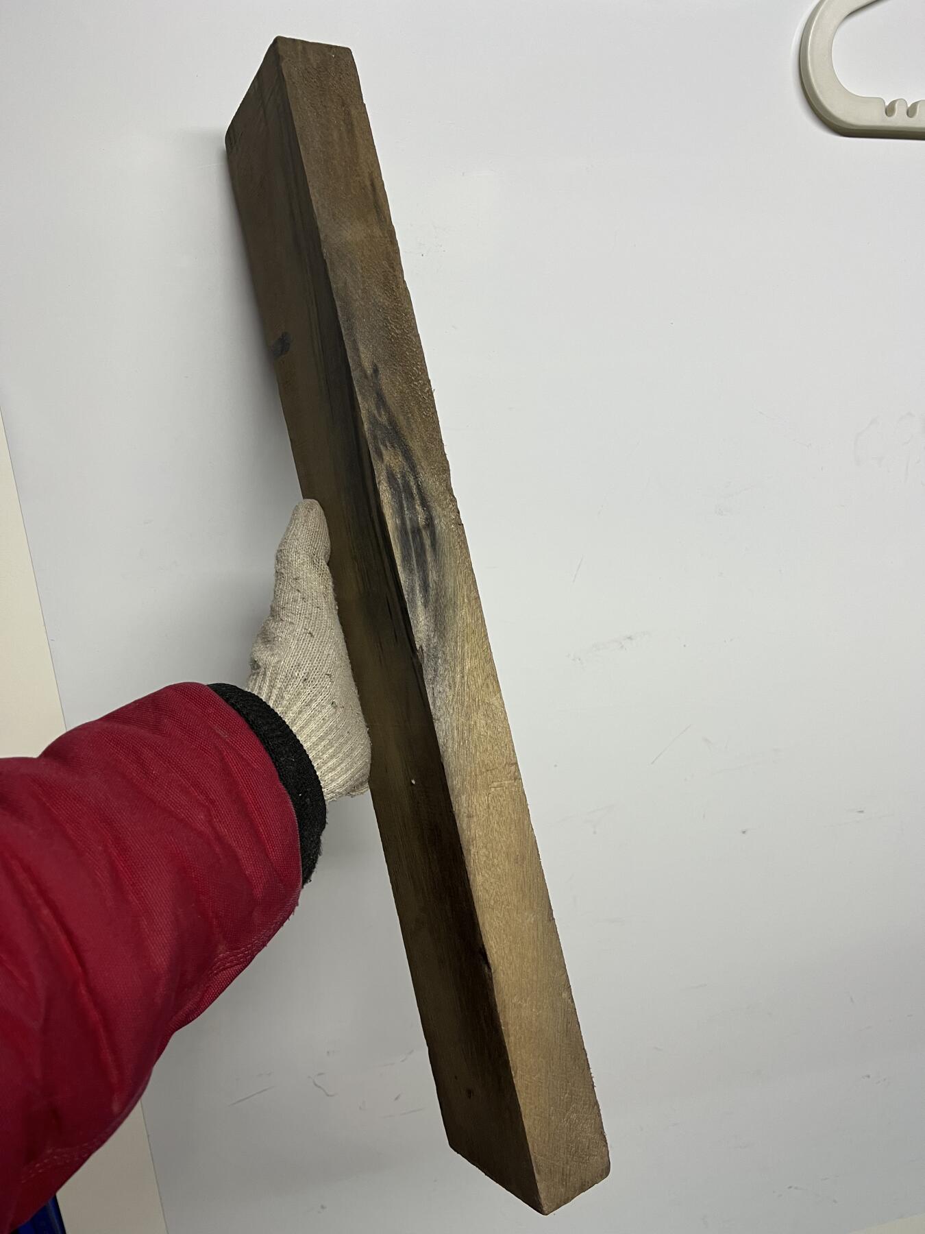 零元拍：NO.18 爆满金丝乌木金丝楠 可做镇尺 切牌子，无需打磨就已经金光闪闪。满金丝药香，尺寸约：53/7.7/3.6厚CM。