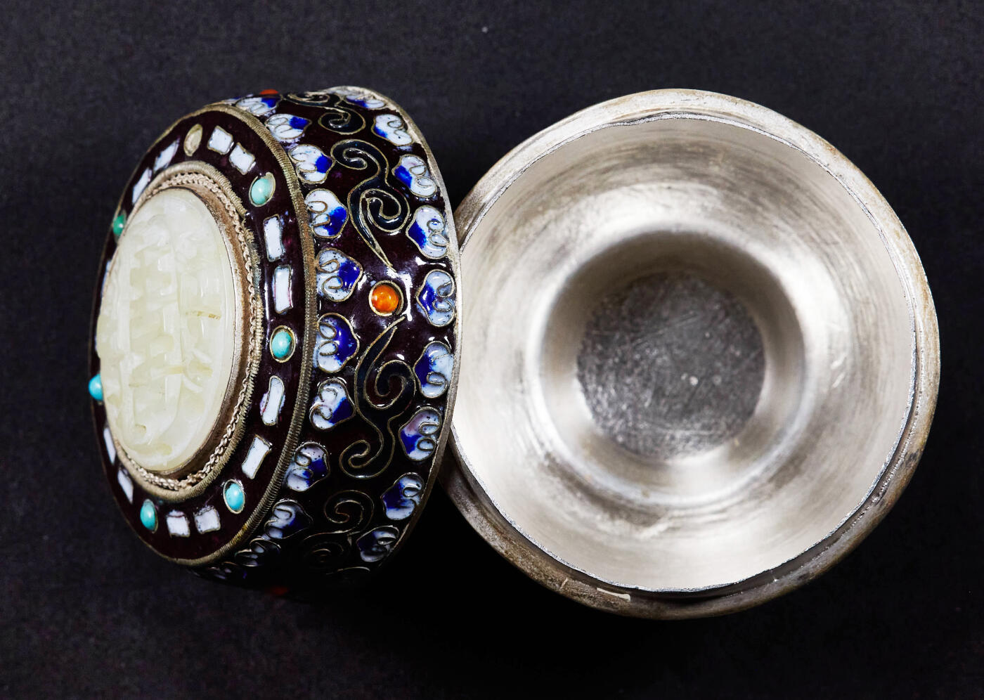 【俄甄集藏】马年新春第一拍 2026年(048)02-25星期三 晚 19:30 全场包邮 日本大正时期仿中国清代珐琅彩和田玉镶嵌银胎古董茶叶罐，高：72mm，宽：68mm，重量：159.41克