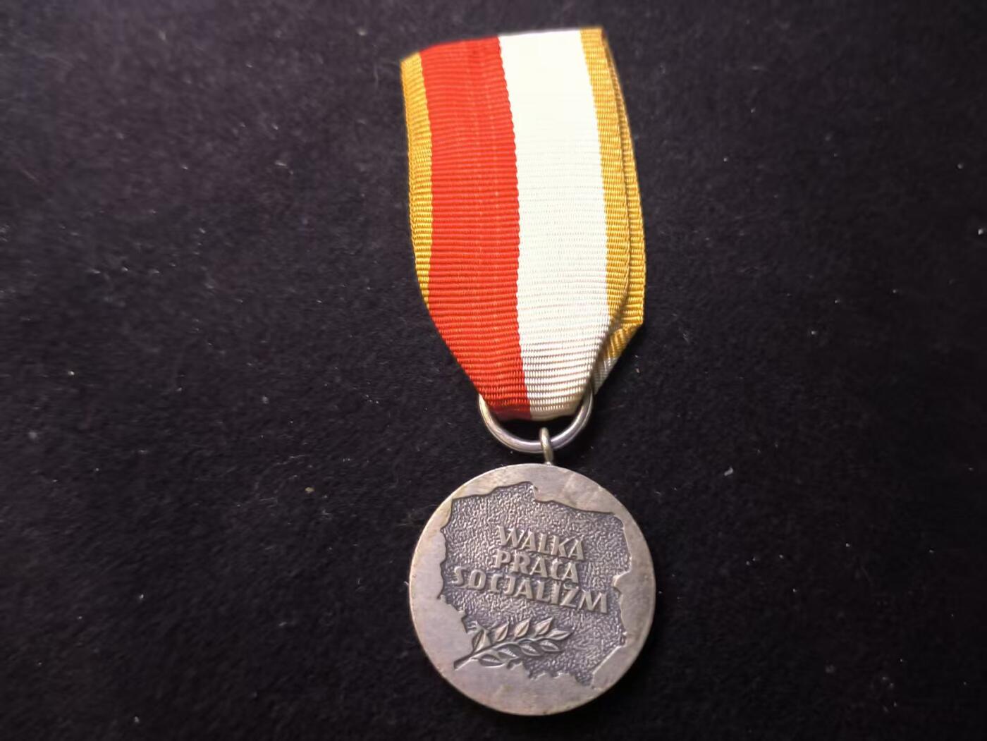 （店主清仓 大量自藏 制服徽章盛宴）罗岚⭐爱藏⭐甄选专拍第五场-分享拍场赚佣（实体经营） 波兰人民共和国建国四十周年奖章