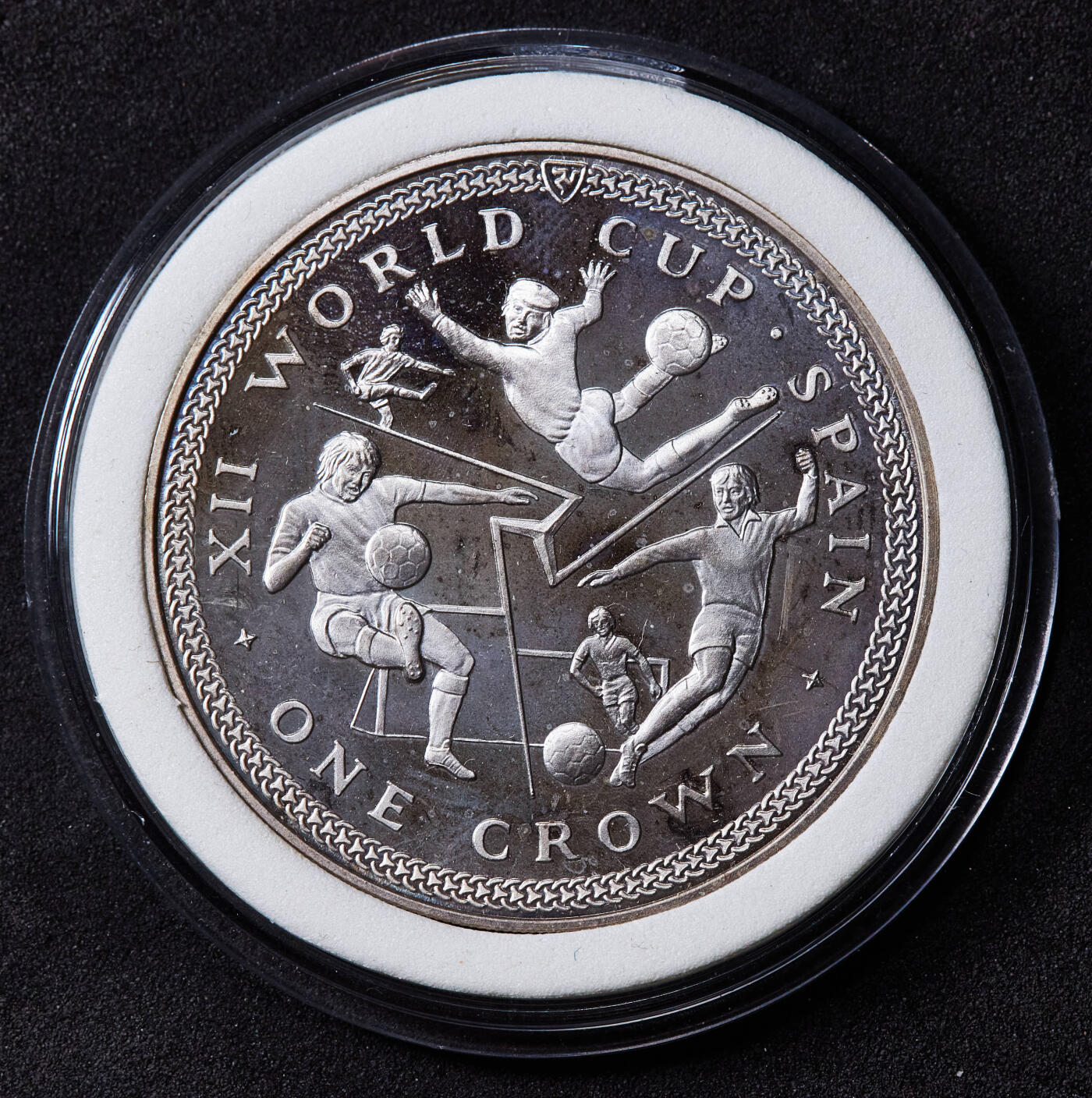 【俄甄集藏】马年新春第一拍 2026年(048)02-25星期三 晚 19:30 全场包邮 英属马恩1982年纪念西班牙世界杯1克朗精制大银币，卡装，重28.28克，925银，发行量15000枚，币有氧化