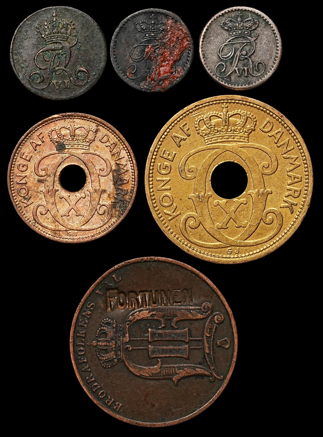 修遠堂世界钱币第103期 丹麦，瑞典钱币一组，含有银币2枚，其中一枚有火漆未清理。另一枚丹麦5欧尔为鎏金，瑞典的5欧尔带有FORTUNEN戳记