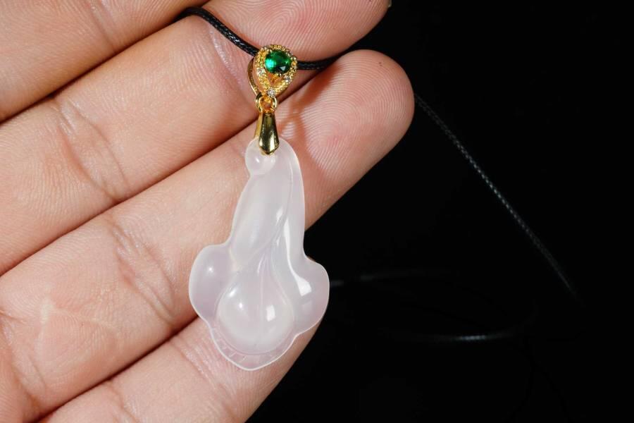 上海都达杂项专场十八（全场包邮） 天然冰透玛瑙精雕《玉兰花》挂件 附鉴定证书