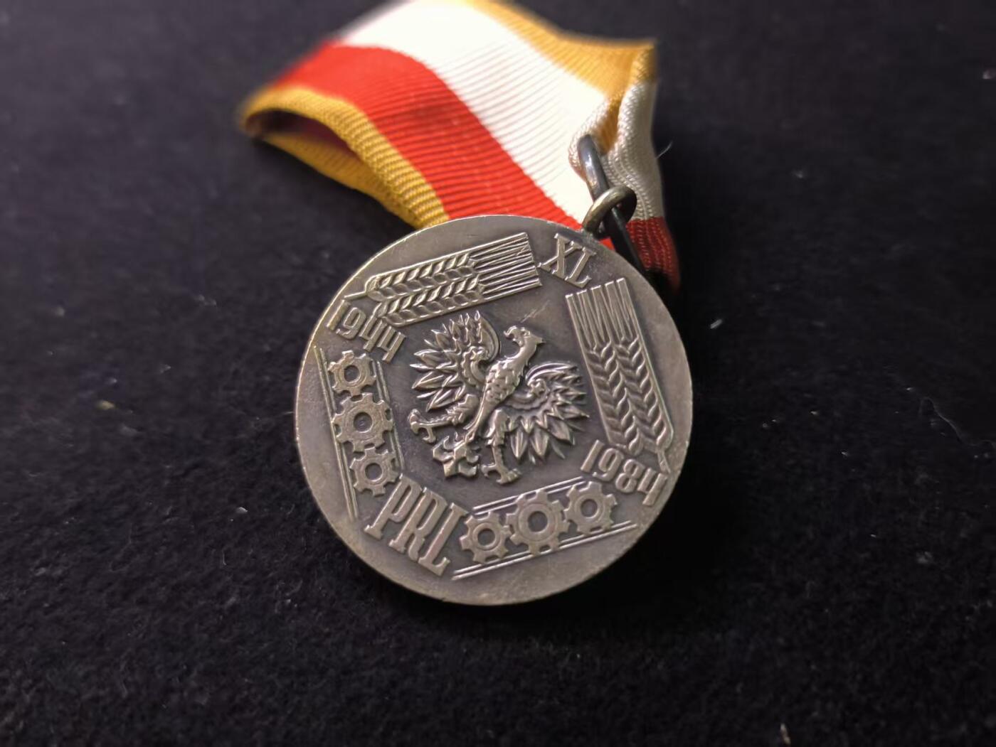 （店主清仓 大量自藏 制服徽章盛宴）罗岚⭐爱藏⭐甄选专拍第五场-分享拍场赚佣（实体经营） 波兰人民共和国建国四十周年奖章