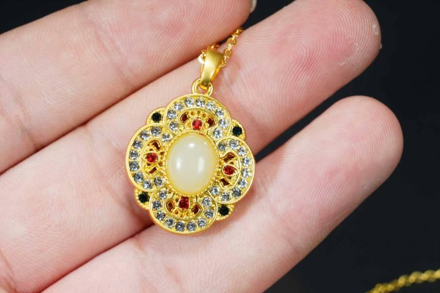 上海都达杂项专场十八（全场包邮） 天然 和田玉蛋面四叶草挂件 附鉴定证书