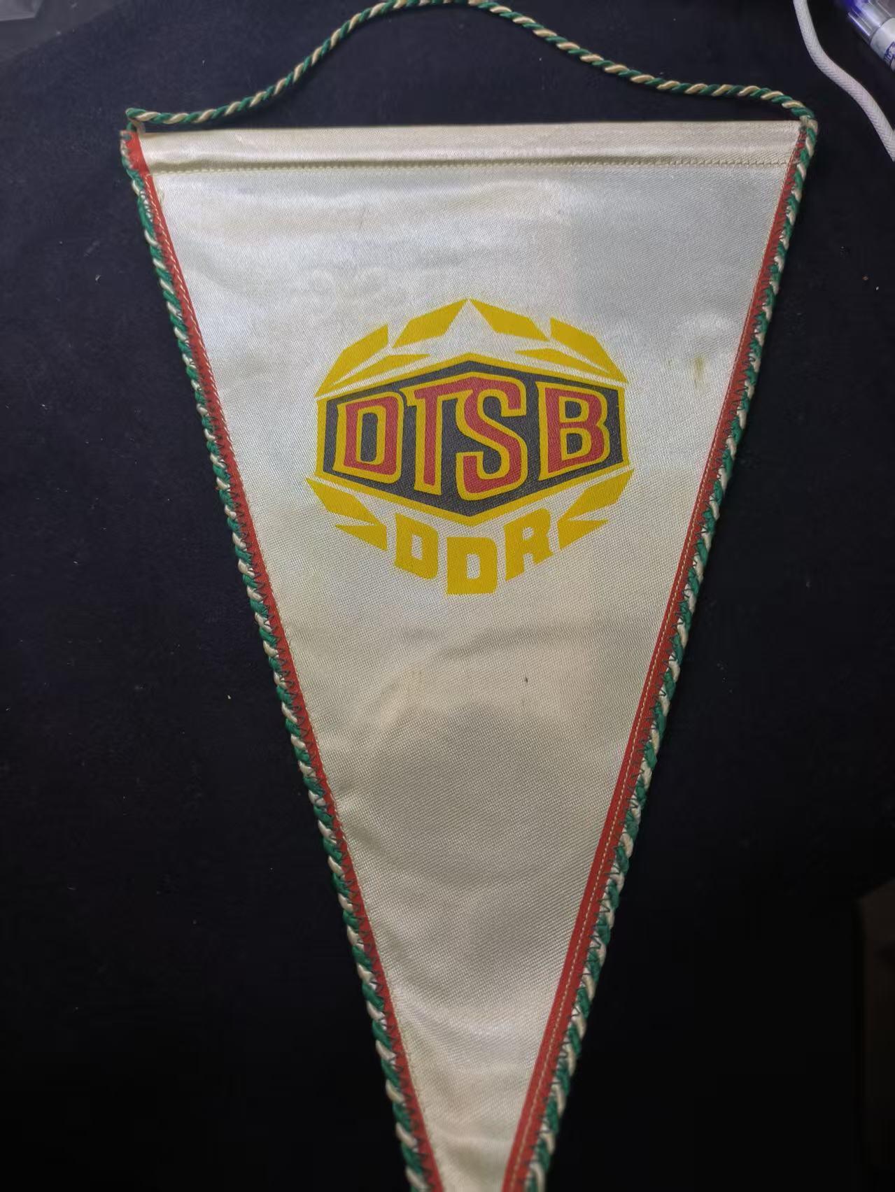 （店主清仓 大量自藏 制服徽章盛宴）罗岚⭐爱藏⭐甄选专拍第五场-分享拍场赚佣（实体经营） 民主德国哈勒新城区足球俱乐部 BSG Chemie Buna Halle-Neustadt 队旗