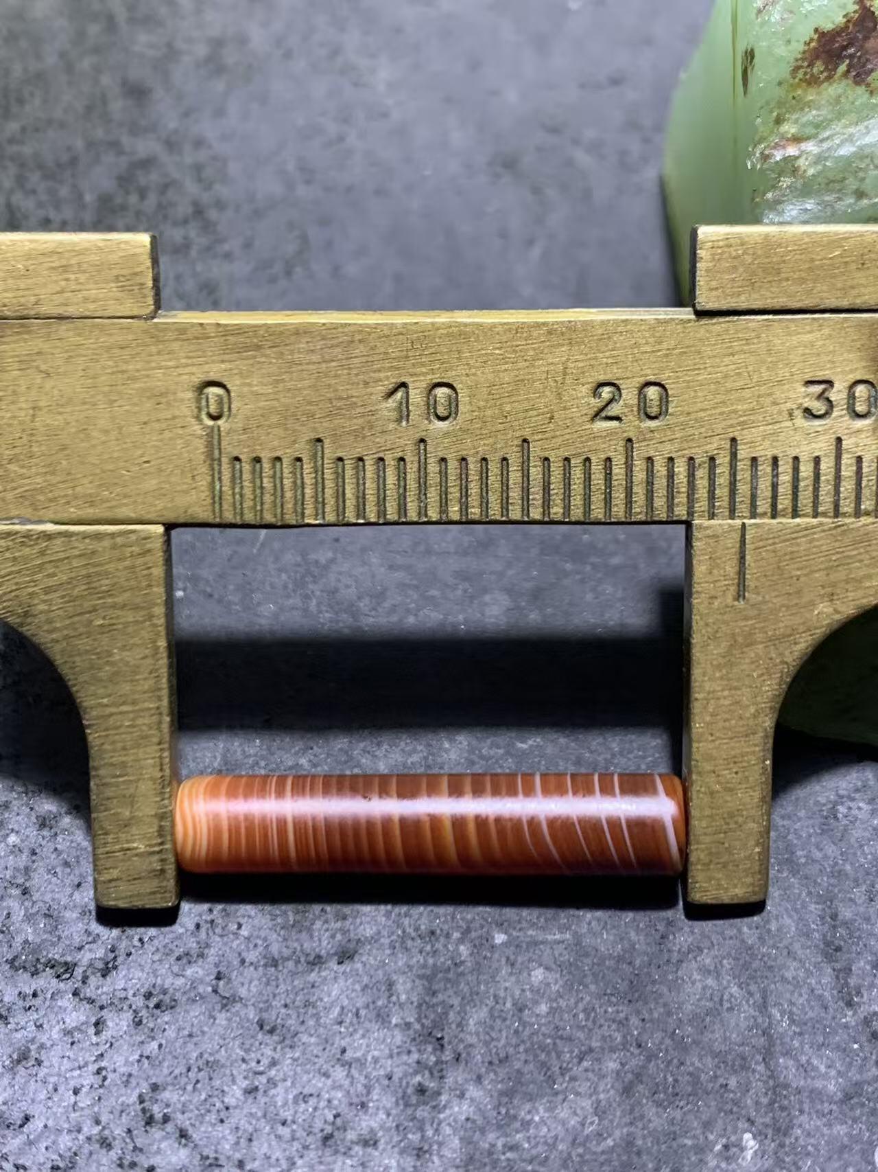 精美亚光高玉化酒红色千层纹缠丝玛瑙管珠一颗，