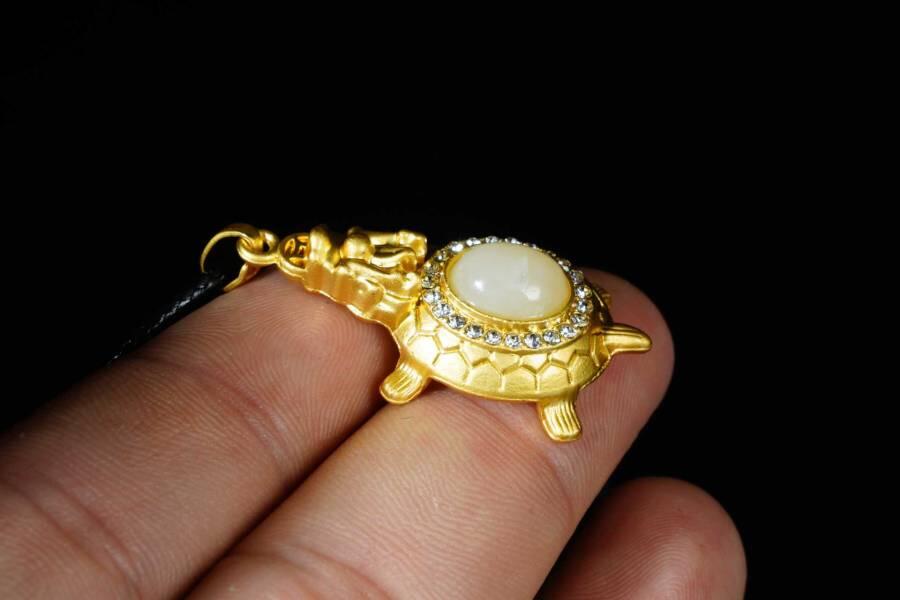 上海都达杂项专场十八（全场包邮） 天然镀金龙龟嵌和田玉蛋面挂件 附鉴定证书