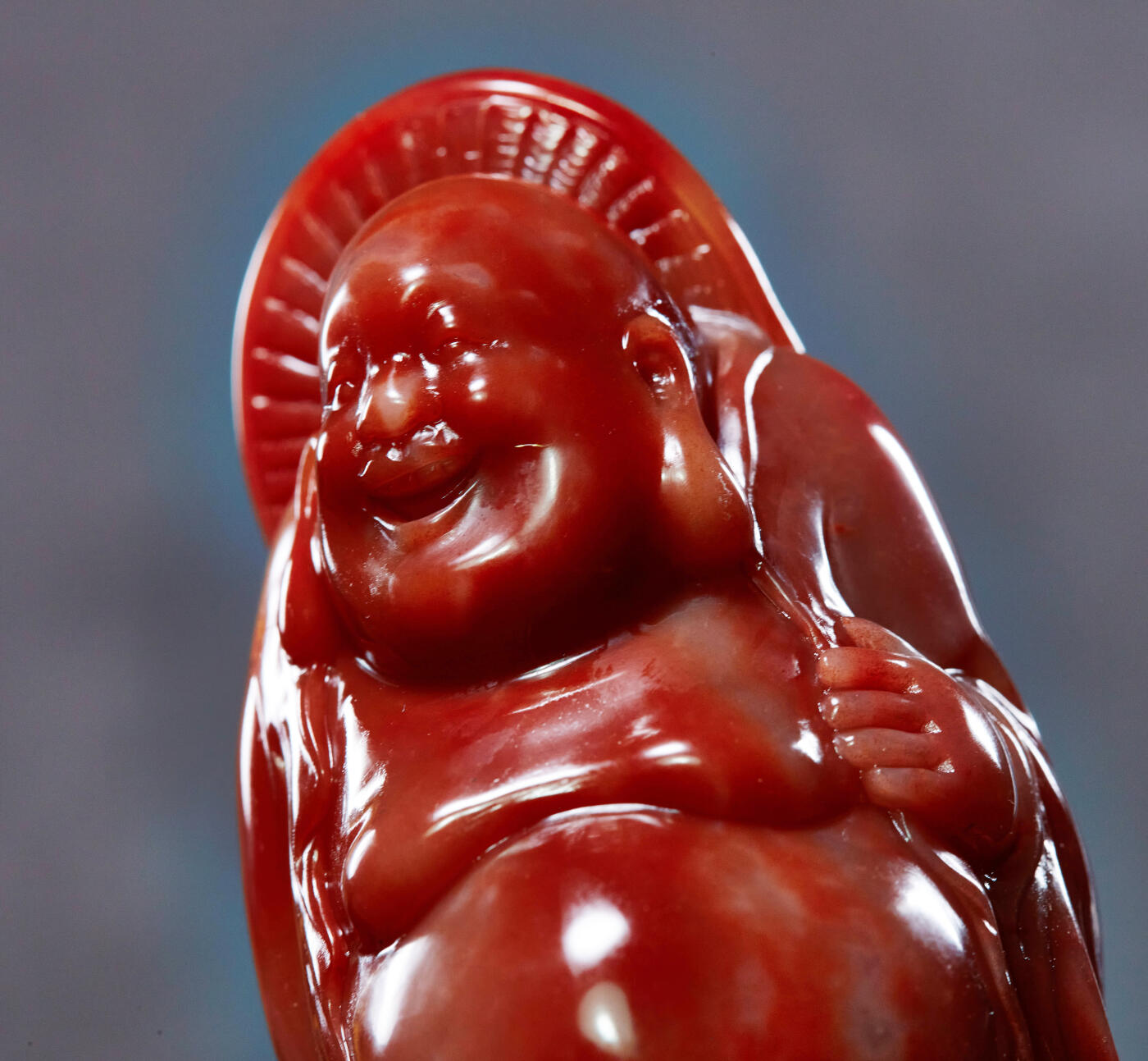 【俄甄集藏】马年新春第一拍 2026年(048)02-25星期三 晚 19:30 全场包邮 精美寿山石天然红芙蓉晶弥勒佛摆件（产地中国福建），高：95mm，厚度：50mm，重量：244.5克，颜色明丽，质地温润如玉，雕工精美，不可多得，带锦盒