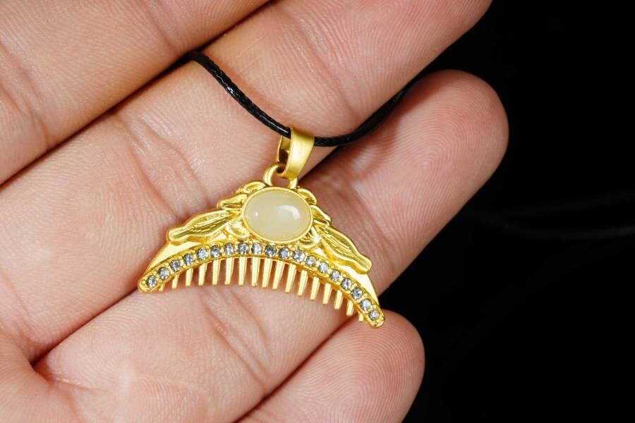 上海都达杂项专场十八（全场包邮） 天然镀金梳子嵌和田玉蛋面挂件 附鉴定证书