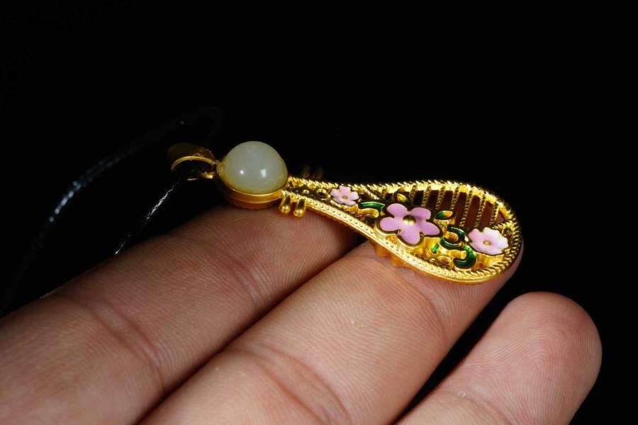 上海都达杂项专场十八（全场包邮） 天然镀金琵琶琴嵌和田玉蛋面挂件 附鉴定证书