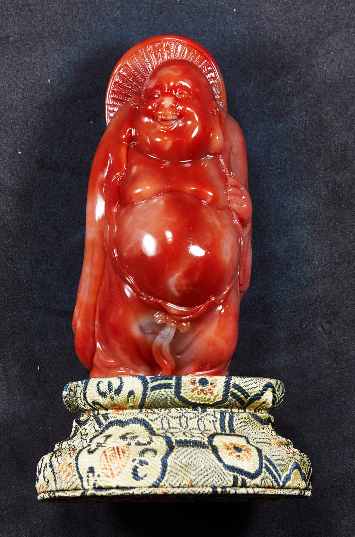 【俄甄集藏】马年新春第一拍 2026年(048)02-25星期三 晚 19:30 全场包邮 精美寿山石天然红芙蓉晶弥勒佛摆件（产地中国福建），高：95mm，厚度：50mm，重量：244.5克，颜色明丽，质地温润如玉，雕工精美，不可多得，带锦盒