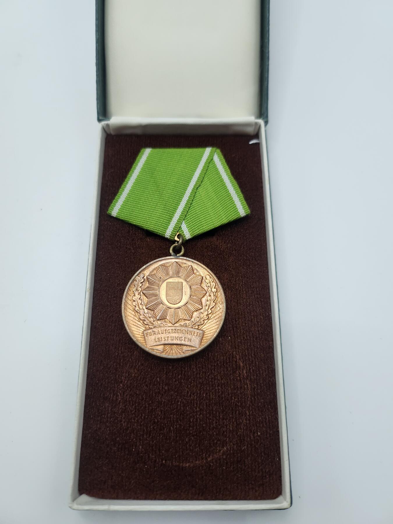 南水社第二次拍卖 民主德国内务部杰出功绩奖章（铜级） 带盒 无略