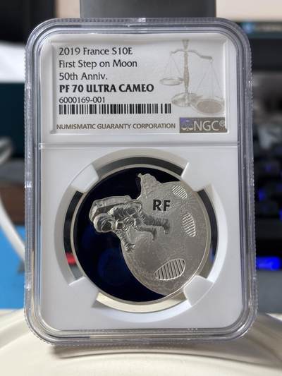 第190期拍卖 - 法国2019年人类登月50周年镶特殊物质银币NGC-PF70，900银+特殊彩色物质，17.3+17.9克，发行5000枚