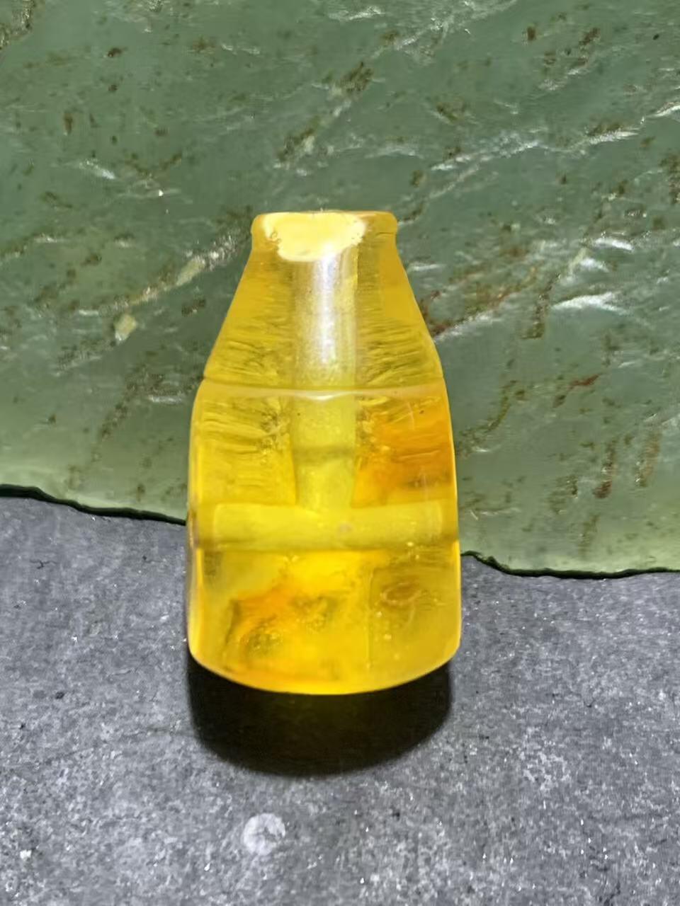 天然通货乌克兰蜜蜡一体佛头三通一个！