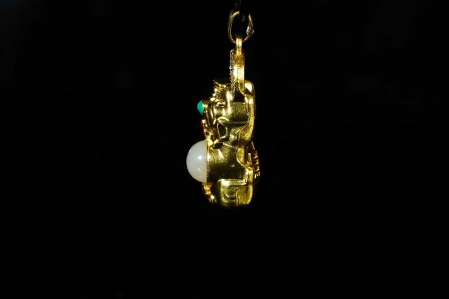 上海都达杂项专场十八（全场包邮） 天然镀金招财貔貅嵌和田玉蛋面挂件 附鉴定证书天然镀金招财貔貅嵌和田玉蛋面挂件 附鉴定证书