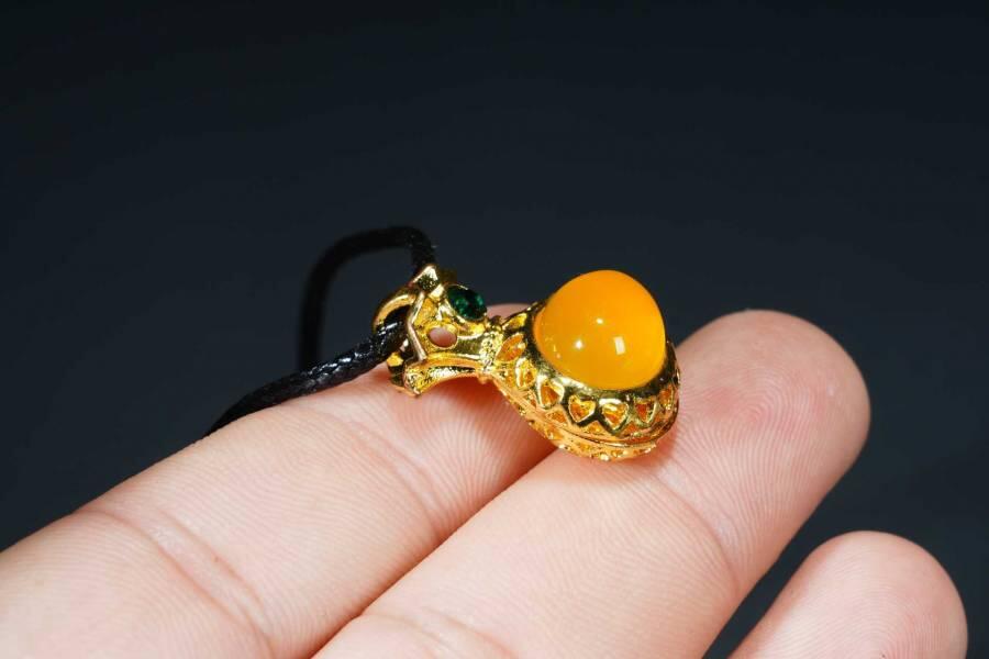 上海都达杂项专场十八（全场包邮） 天然镀金福袋嵌黄玛瑙蛋面挂件 附鉴定证书