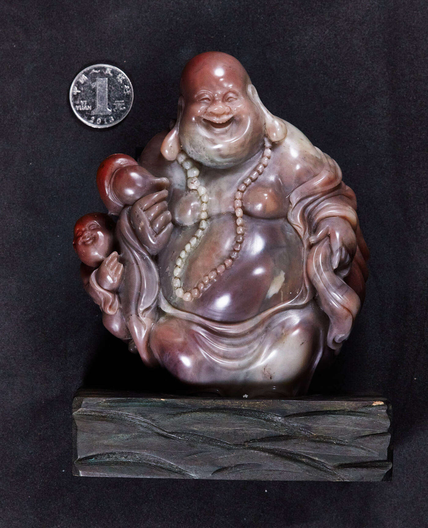 【俄甄集藏】马年新春第一拍 2026年(048)02-25星期三 晚 19:30 全场包邮 精美老挝石弥勒佛摆件（产地老挝），高：130mm，宽：110mm，厚：50mm，重量：834克，雕工精美，质地温润，带锦盒