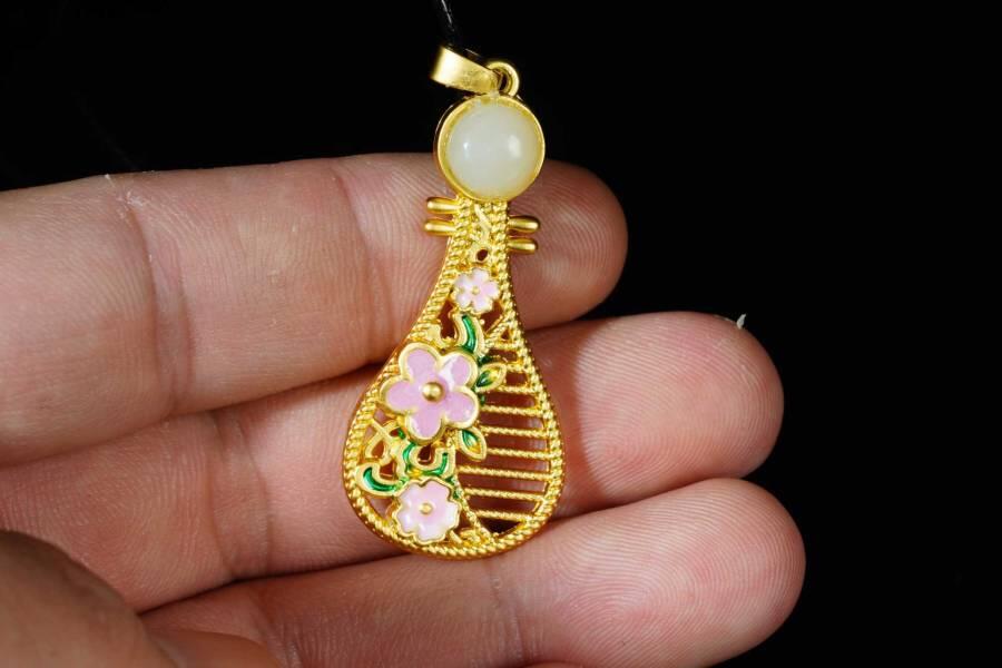 上海都达杂项专场十八（全场包邮） 天然镀金琵琶琴嵌和田玉蛋面挂件 附鉴定证书