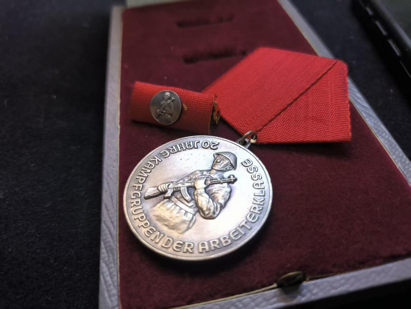 （店主清仓 大量自藏 制服徽章盛宴）罗岚⭐爱藏⭐甄选专拍第五场-分享拍场赚佣（实体经营） 民主德国Kampfgruppen der Arbeiterklasse-KdA（工人阶级战斗队）建立二十周年奖章（发放给当时的战斗队干部与官员，在工战队的地位类似建军20在苏联红军中）全套带原盒 背面带原主姓名
