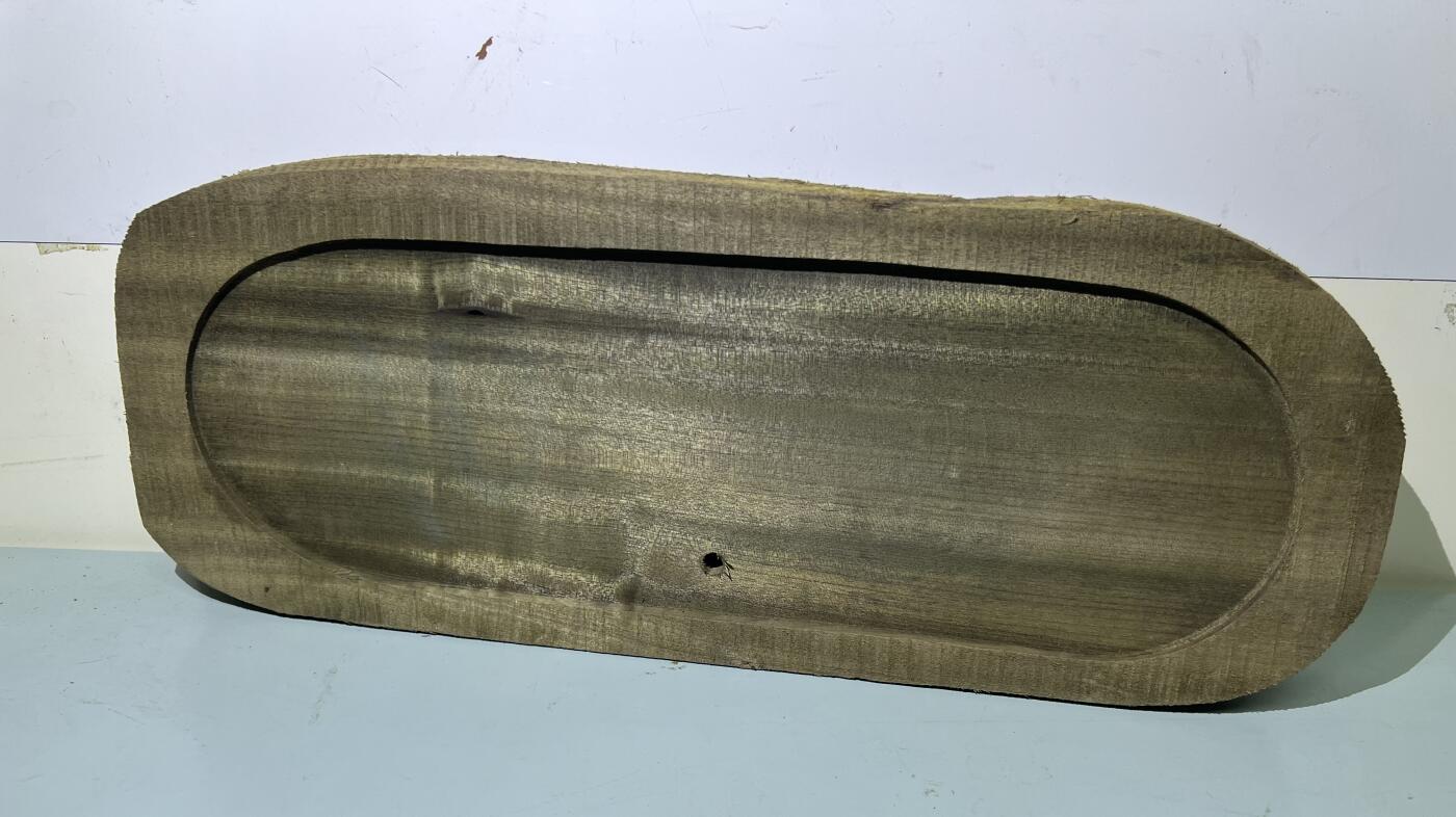 零元拍：NO.40爆满金丝乌木金丝楠 茶盘无需打磨就已经金光闪闪。满金丝药香，尺寸约：40.5/15.5/4CM。底部裂纹等木料干燥后再进行修整打磨。