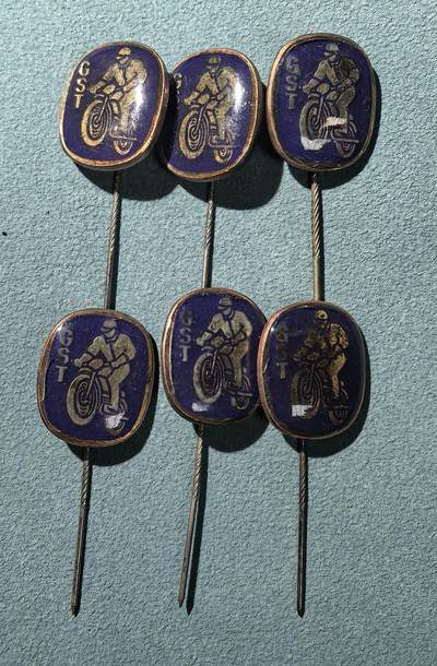 盛世勋华——号角文化勋章邮票专场拍卖第303期 - 东德GST（体育与技术协会）摩托车技能优秀证章别针 6枚