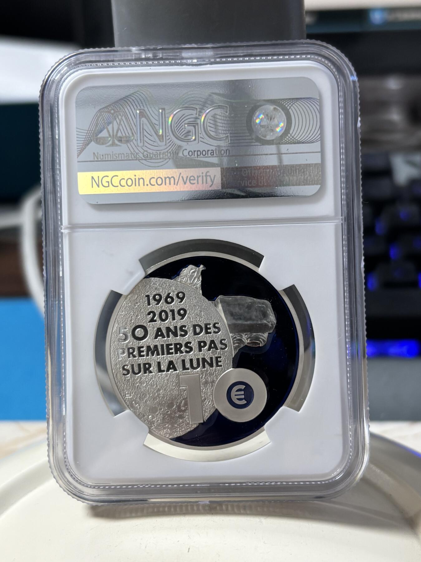 第190期拍卖 法国2019年人类登月50周年镶特殊物质银币NGC-PF70，900银+特殊彩色物质，17.3+17.9克，发行5000枚