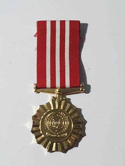 韵星假日军品类拍卖第三十九期暨默多克中校夫妇专场 -- Rimey Holidays Militaria Auction 39 & The Modoks Collection  - 新加坡共和国预备役长期优秀服务奖章 铜镀金 很厚重 序列高于良好服务