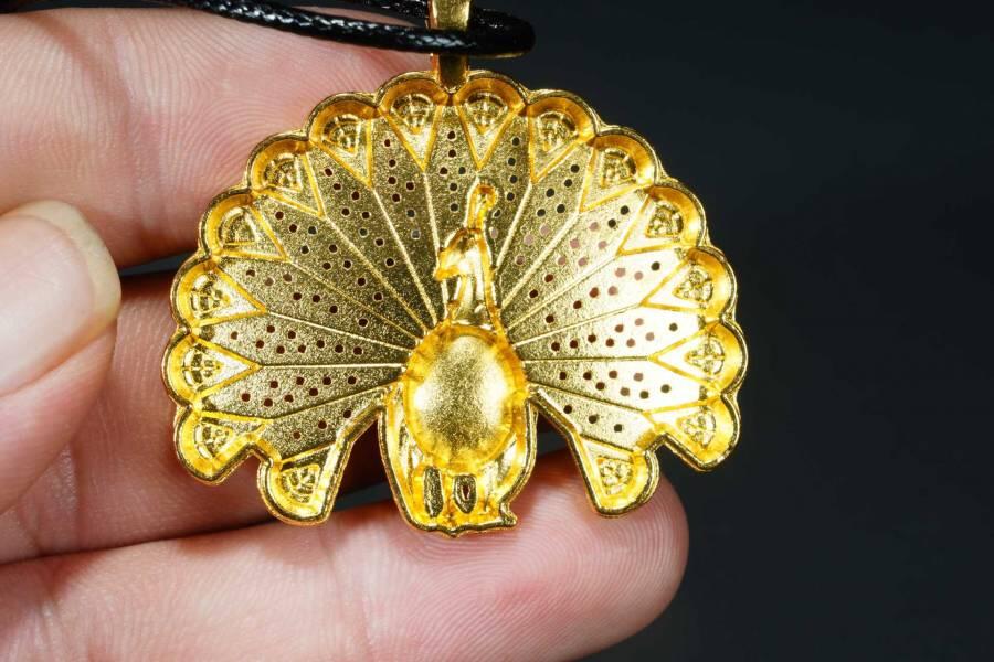 上海都达杂项专场十八（全场包邮） 天然镀金孔雀开屏嵌红玛瑙蛋面挂件 附鉴定证书