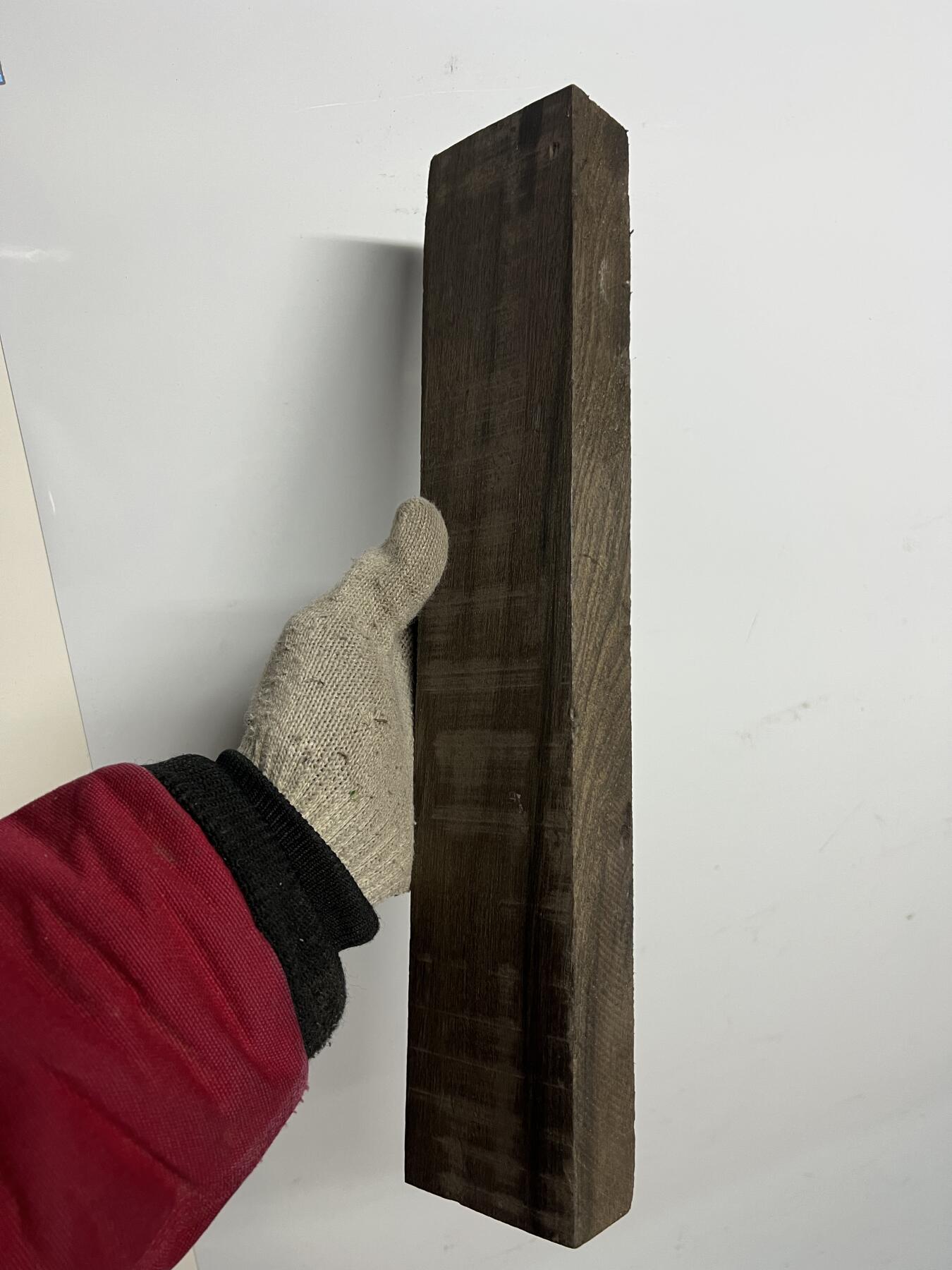 零元拍：NO.6 爆满金丝乌木金丝楠 可做镇尺 切牌子，无需打磨就已经金光闪闪。满金丝药香，尺寸约：35/6.3/3.3厚CM。