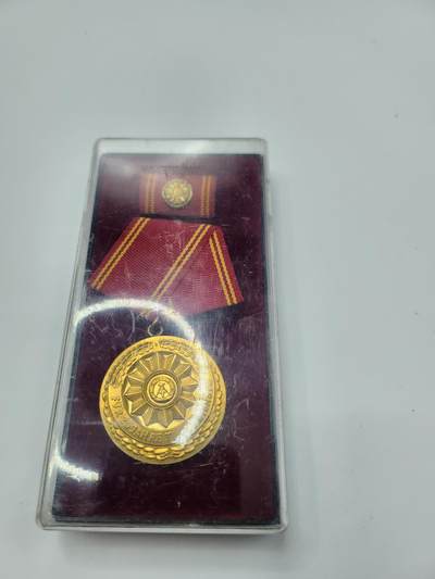 南水社第二次拍卖 民主德国内务部25年忠诚服役金质奖章 完好品相 带盒略