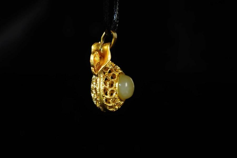 上海都达杂项专场十八（全场包邮） 天然镀金福袋嵌和田玉蛋面挂件 附鉴定证书