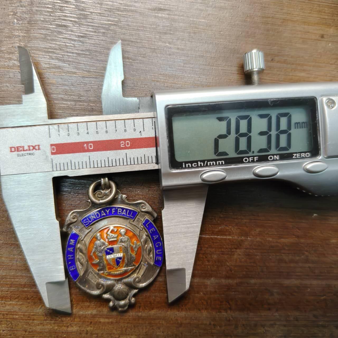 【春节前最后一拍，下一场3.3号】★第139加场★银币专场 不寄存，200包邮。不满200元，支付5元运费。《接受代拍 代送NGC评级》 101【无寄存】伯明翰地区足球联赛银质纪念奖章 重12.3g 长约40mm 宽约28mm