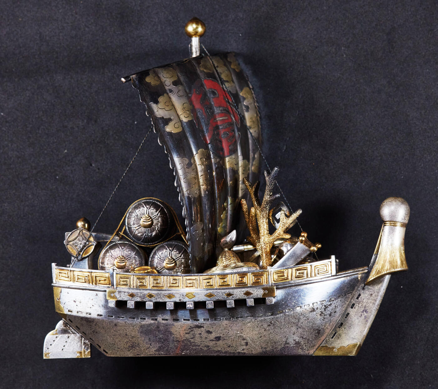 【俄甄集藏】马年新春第一拍 2026年(048)02-25星期三 晚 19:30 全场包邮 日本1960年代武比古名家作品传统银质鎏金宝船摆件，高：150mm，长：165mm，宽：65mm，重量：457.1克，925银，纯手工制作，工艺复杂，全品难得