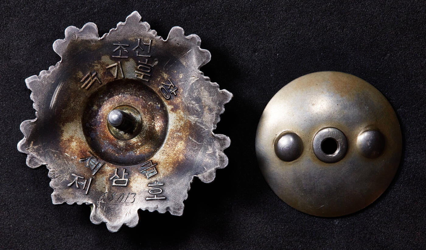 【俄甄集藏】马年新春第一拍 2026年(048)02-25星期三 晚 19:30 全场包邮 朝鲜三级国旗勋章，银质局部珐琅，大轮版，68013号，直径：50mm，重量：45.73克，保存完好，包浆亮眼