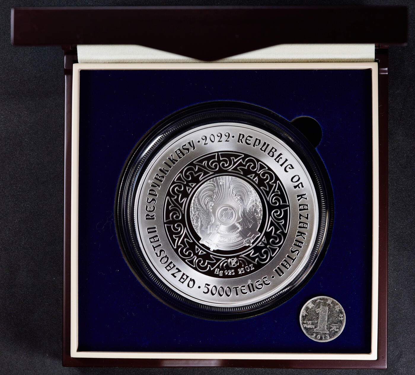 【俄甄集藏】马年新春第一拍 2026年(048)02-25星期三 晚 19:30 全场包邮 哈萨克斯坦2022年游牧民族宝藏-布尔库特狩猎金雕5000坚戈25盎司镶金、钻石精制超大银币，原盒证，银重777.5克，含银量925；金重0.1克，999金；钻石直径：2mm，发行量500枚，设计精美