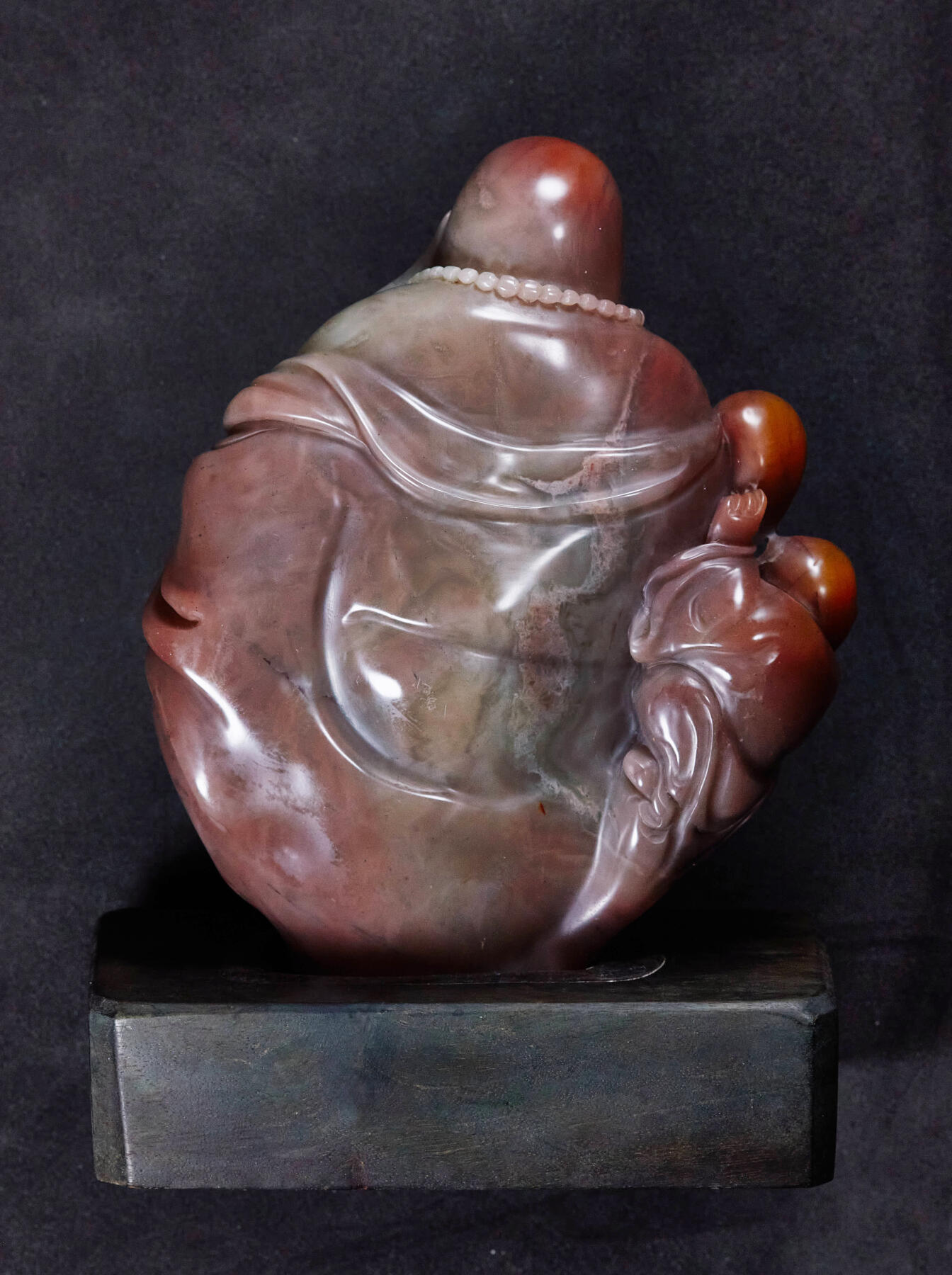 【俄甄集藏】马年新春第一拍 2026年(048)02-25星期三 晚 19:30 全场包邮 精美老挝石弥勒佛摆件（产地老挝），高：130mm，宽：110mm，厚：50mm，重量：834克，雕工精美，质地温润，带锦盒