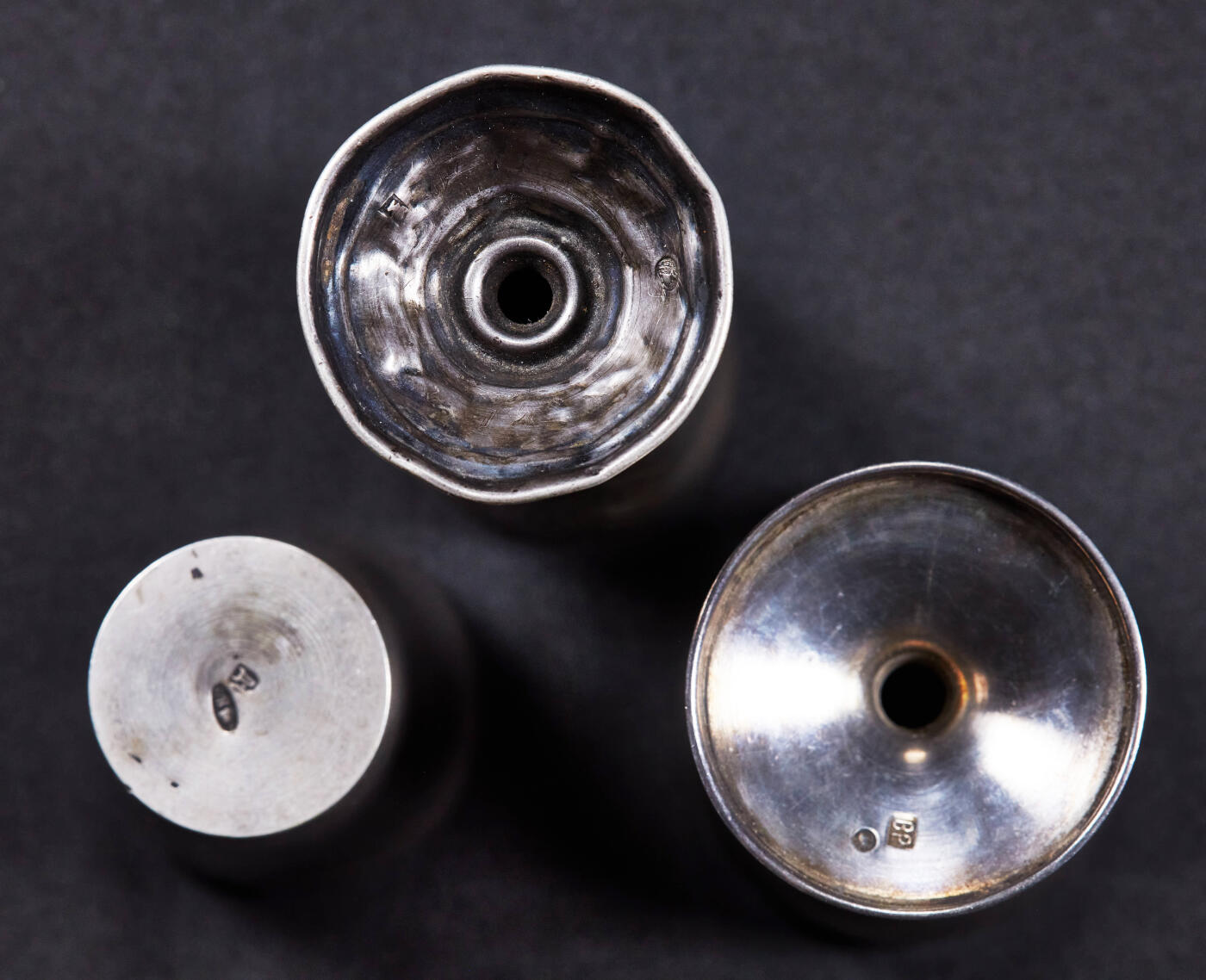 【俄甄集藏】马年新春第一拍 2026年(048)02-25星期三 晚 19:30 全场包邮 沙俄19世纪内镀金古董酒杯3支一组，伏特加杯高：52mm，口径：35mm；高角杯1号高：80mm，口径：30mm；高脚杯2号高：62mm，口径：40mm，总重量：82.39克，84戳记，含银量87.5%，俄系银器戳记为96进制，有磕碰变形